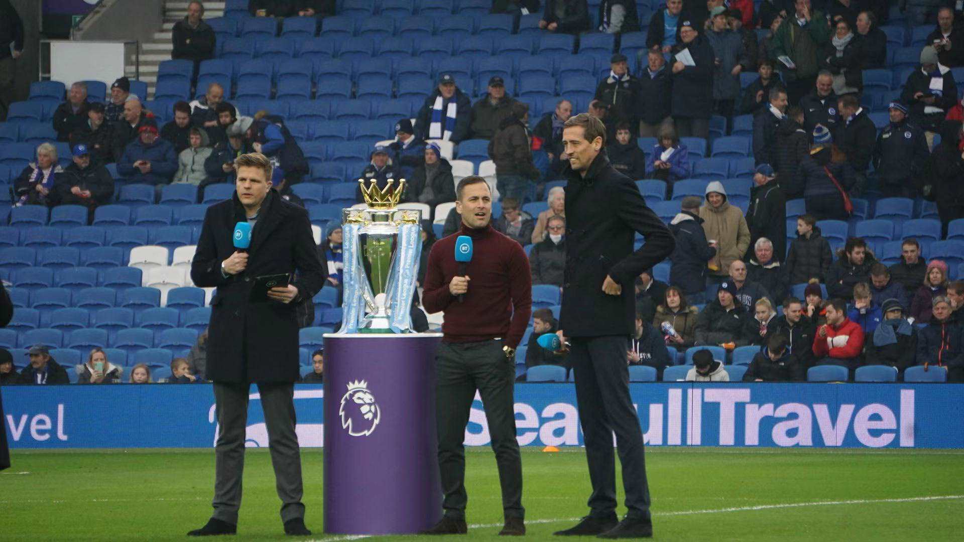 在电视采访 在电视采访