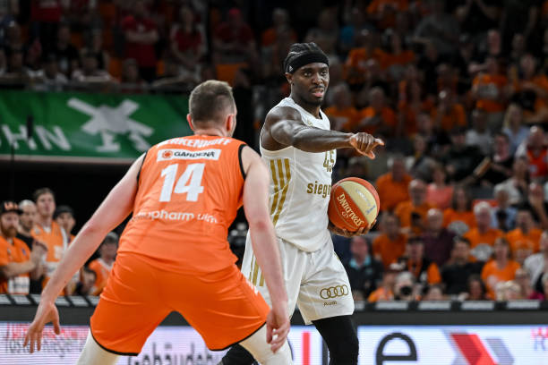 自然也少不 自然也少不